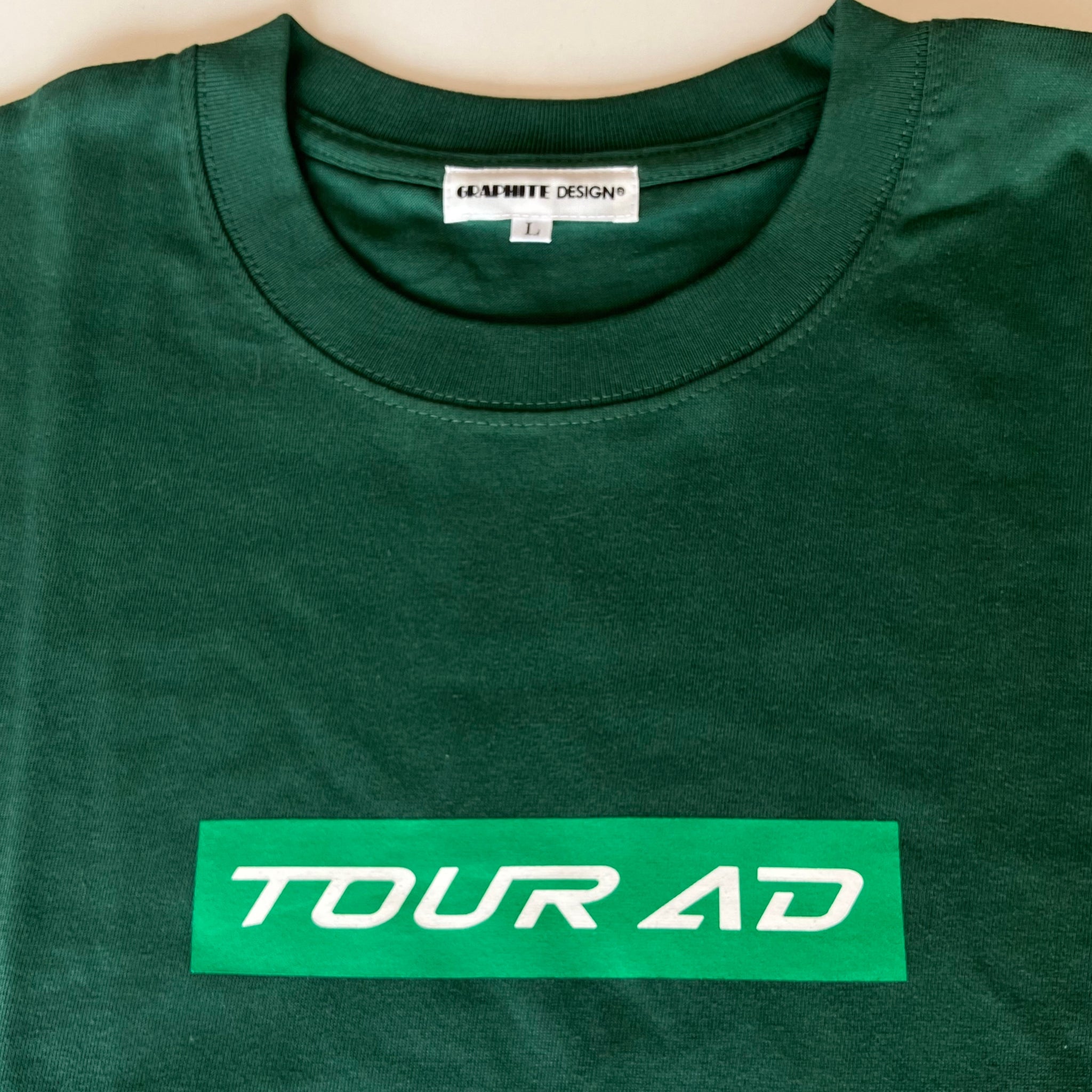 オリジナルTOUR ADボックスロゴTシャツ グリーン – グラファイト